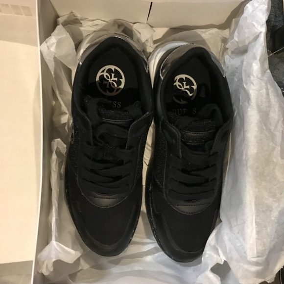 New GUESS Sparkly Outsole Running Shoes Sneakers Women's Size 7.5 Black White - Picture 3 of 9